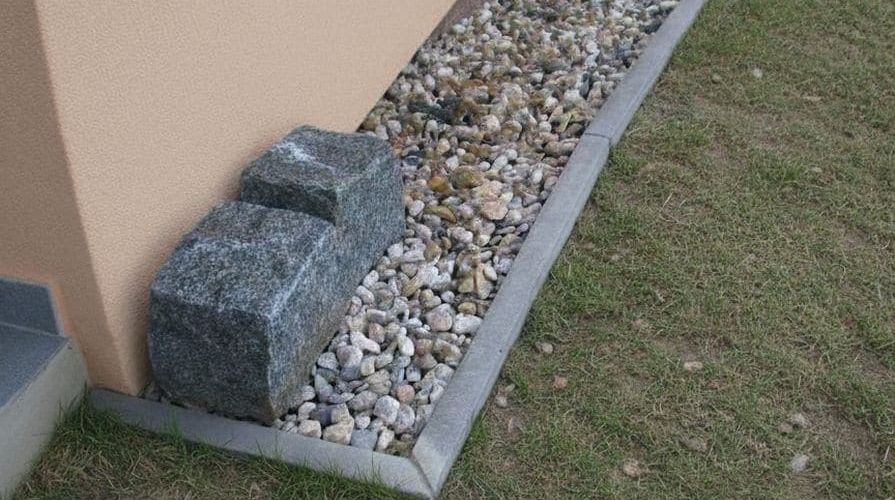 Betonový obrubník kolem domu